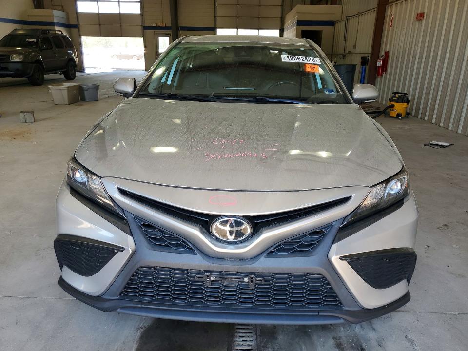 48062426 :رقم المزاد ، 4T1G11AK9NU716599 vin ، 2022 Toyota Camry مزاد بيع