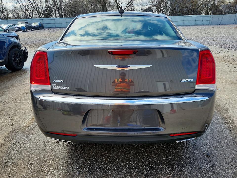 49042766 :رقم المزاد ، 2C3CCARG6JH324954 vin ، 2018 Chrysler 300 مزاد بيع