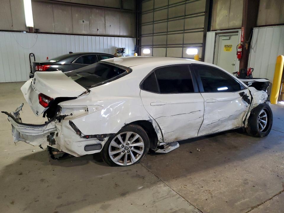 50361686 :رقم المزاد ، 4T1C11BK7MU045185 vin ، 2021 Toyota Camry مزاد بيع