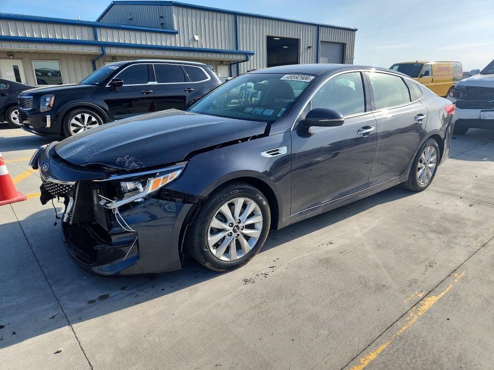 49592906 :رقم المزاد ، 5XXGU4L3XJG215367 vin ، 2018 Kia Optima مزاد بيع