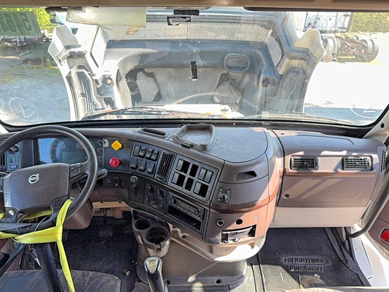 51886066 :رقم المزاد ، 4V4NC9EH2EN152537 vin ، 2014 Volvo Vn مزاد بيع