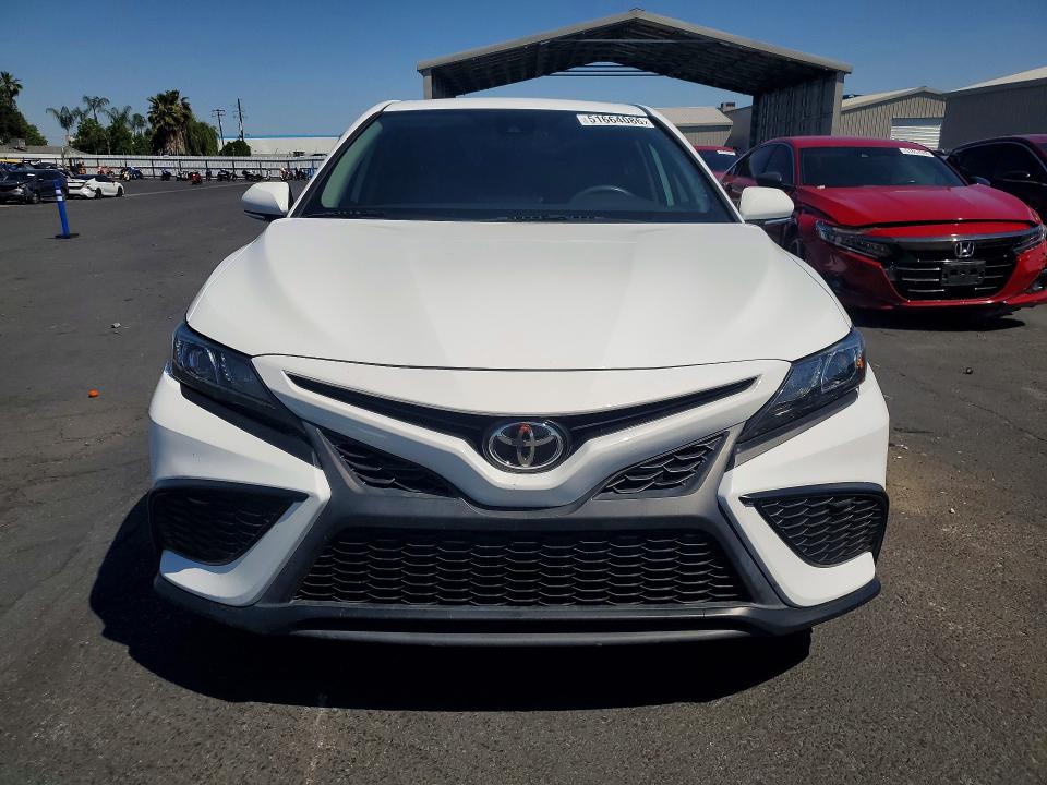 51664086 :رقم المزاد ، 4T1T11AK3MU497474 vin ، 2021 Toyota Camry مزاد بيع