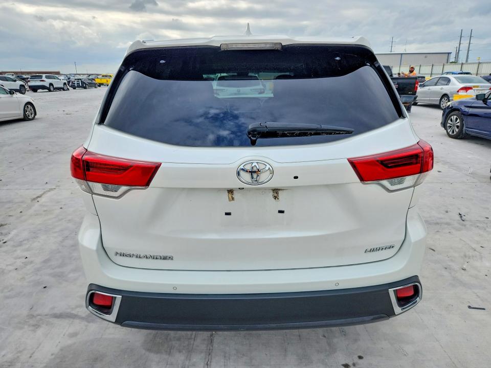 48510506 :رقم المزاد ، 5TDYZRFH4JS240158 vin ، 2018 Toyota Highlander مزاد بيع