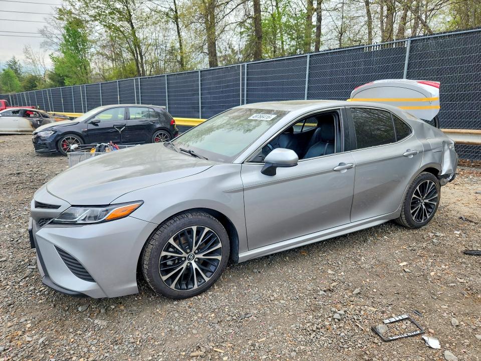 49766416 :رقم المزاد ، 4T1B11HK6JU129187 vin ، 2018 Toyota Camry مزاد بيع