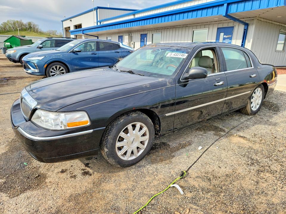 51432746 :رقم المزاد ، 2LNBL8CV5AX615955 vin ، 2010 Lincoln Town Car مزاد بيع