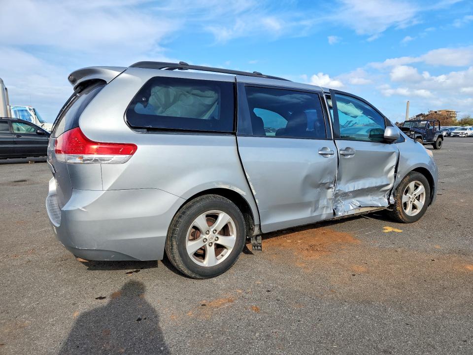 48404616 :رقم المزاد ، 5TDKK3DC4CS237245 vin ، 2012 Toyota Sienna مزاد بيع