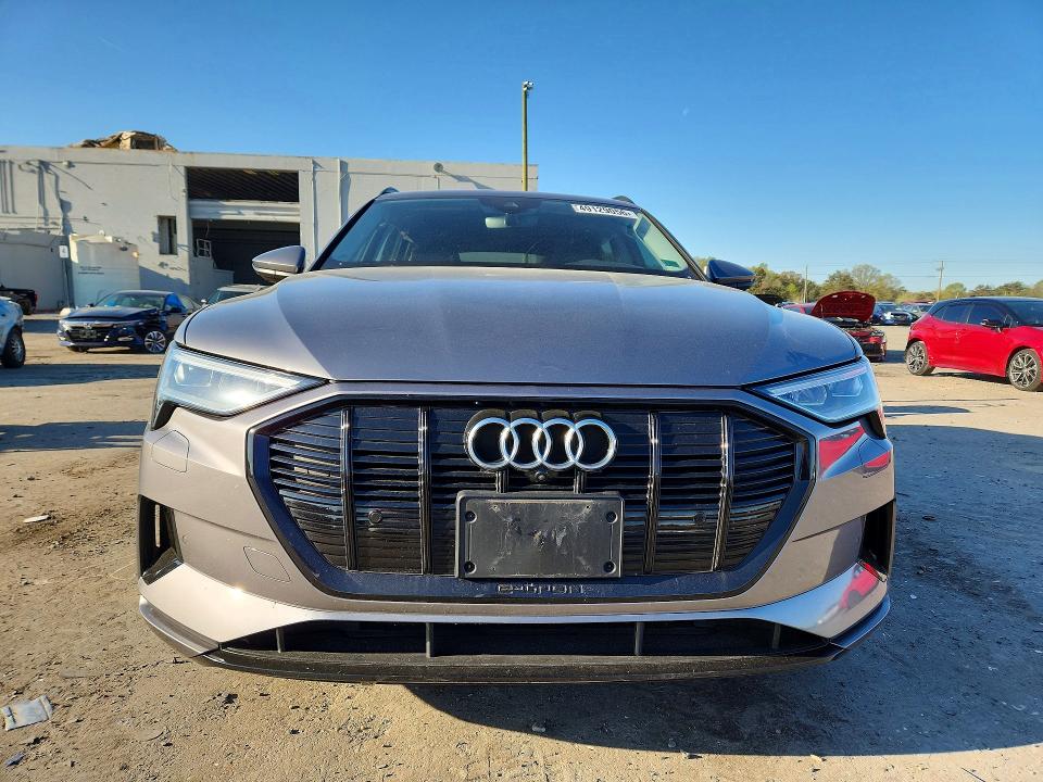 Aukcja sprzedaży 2021 Audi E-tron, vin: WA1LAAGEXMB010704, numer aukcji: 49129056