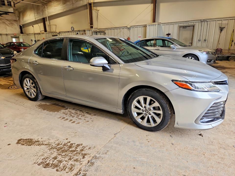51606296 :رقم المزاد ، 4T1C11AK6MU470317 vin ، 2021 Toyota Camry مزاد بيع
