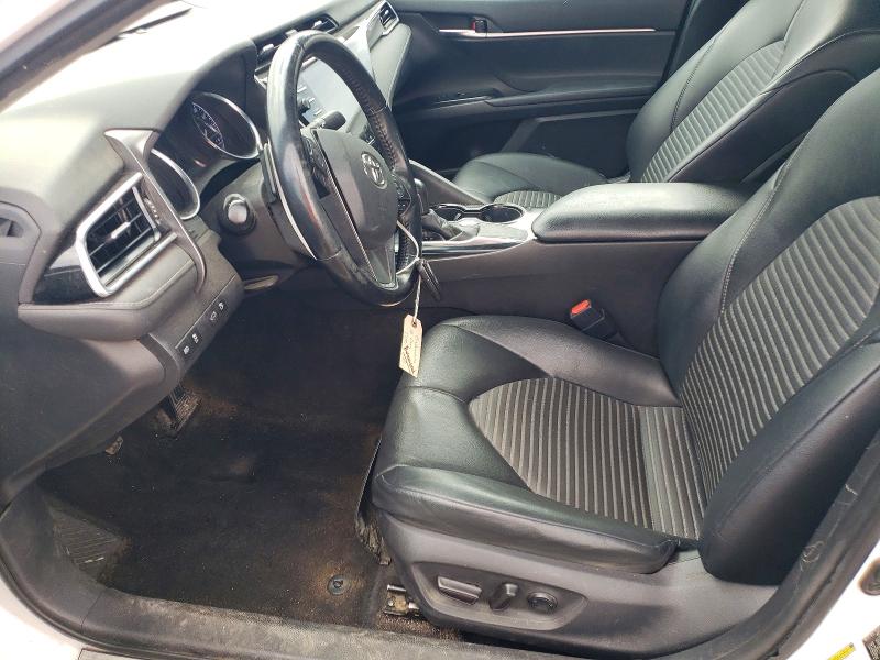 49811796 :رقم المزاد ، 4T1B11HK6JU110588 vin ، 2018 Toyota Camry مزاد بيع