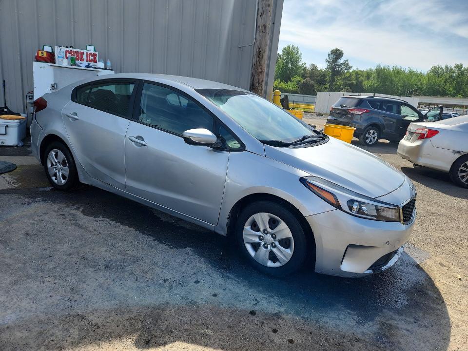2018 Kia Forte მანქანა იყიდება აუქციონზე, vin: 3KPFK4A72JE185801, აუქციონის ნომერი: 49961916