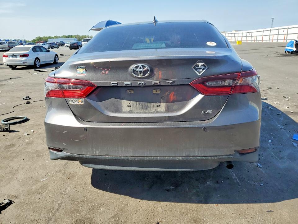 50612646 :رقم المزاد ، 4T1C11AK9MU562442 vin ، 2021 Toyota Camry مزاد بيع