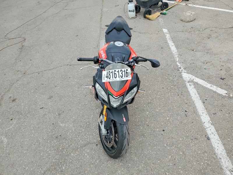 48161316 :رقم المزاد ، ZD4KGU009HS000028 vin ، 2017 Aprilia Tuono مزاد بيع