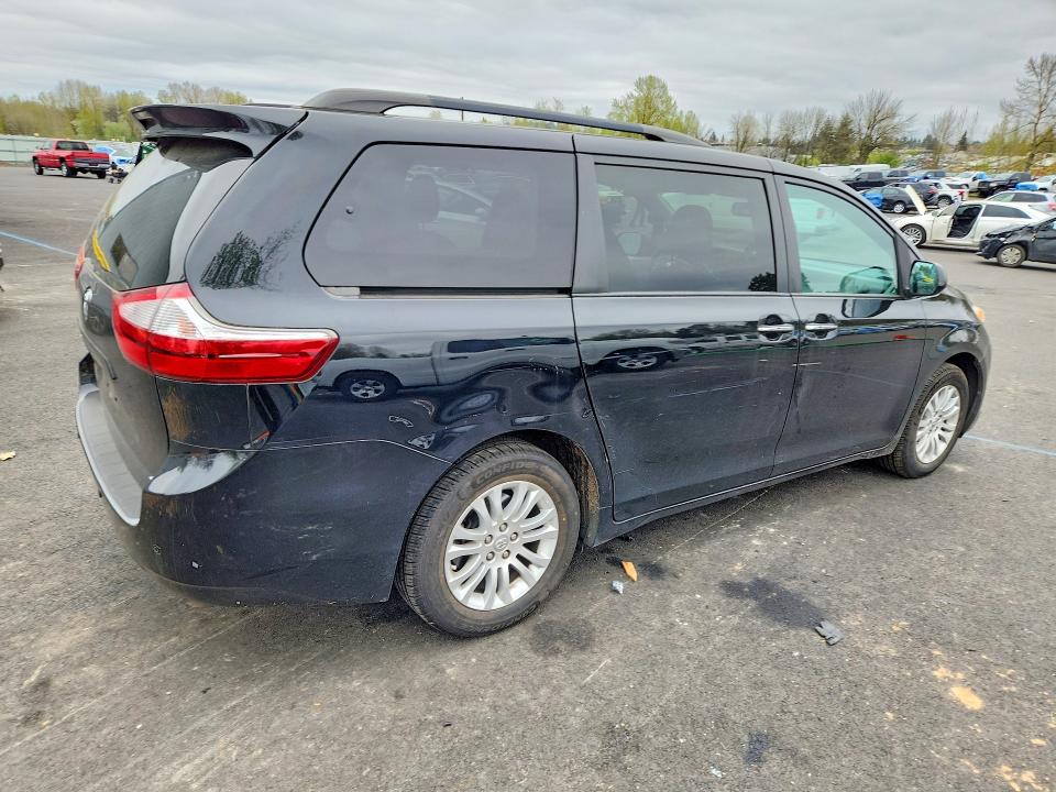 49164496 :رقم المزاد ، 5TDYZ3DC8HS898757 vin ، 2017 Toyota Sienna مزاد بيع