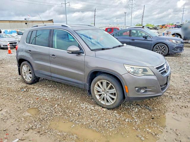 2010 Volkswagen Tiguan მანქანა იყიდება აუქციონზე, vin: WVGBV7AX9AW532050, აუქციონის ნომერი: 51340576