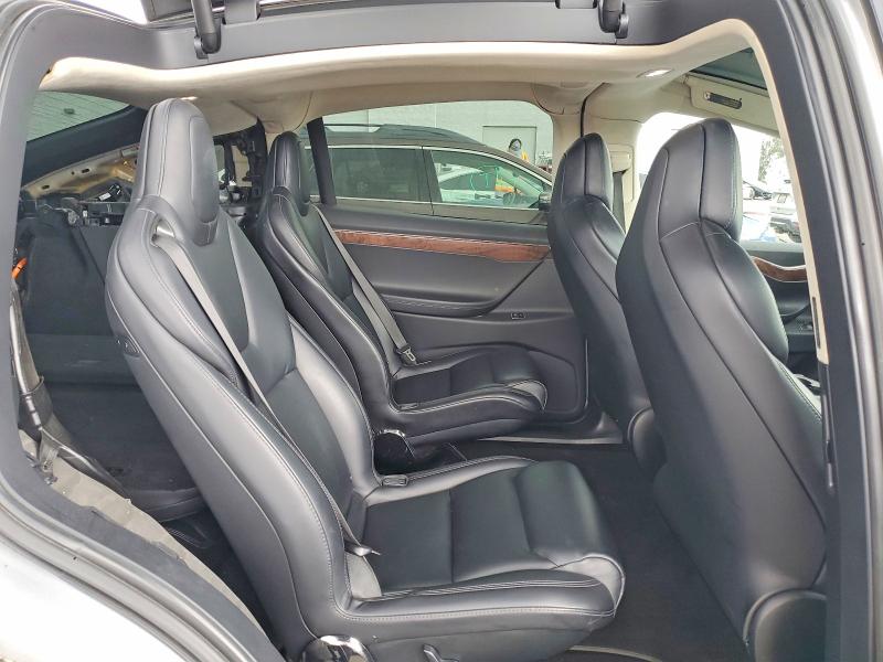 48557426 :رقم المزاد ، 5YJXCBE29JF115372 vin ، 2018 Tesla Model X مزاد بيع