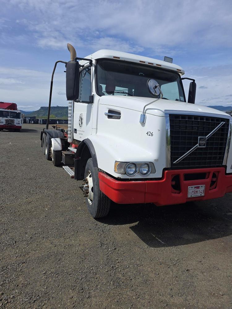 47402156 :رقم المزاد ، 4V5KC9UF72N332381 vin ، 2002 Volvo Vhd مزاد بيع