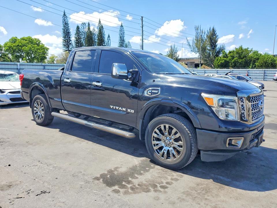 51823096 :رقم المزاد ، 1N6BA1F42HN561043 vin ، 2017 Nissan Titan Xd مزاد بيع
