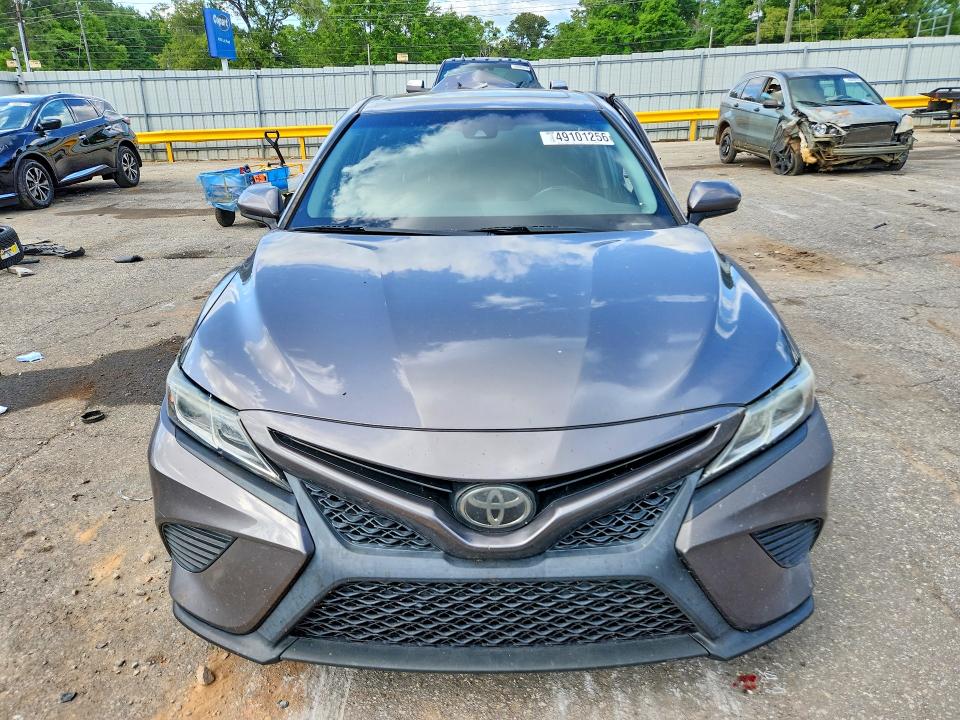 49101256 :رقم المزاد ، 4T1B11HK8JU563532 vin ، 2018 Toyota Camry مزاد بيع