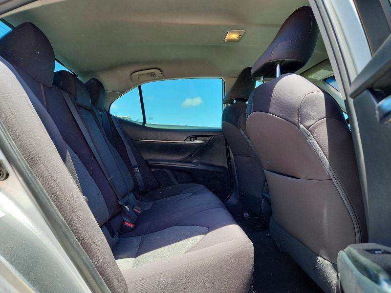 50329866 :رقم المزاد ، 4T1B11HK3JU580688 vin ، 2018 Toyota Camry مزاد بيع