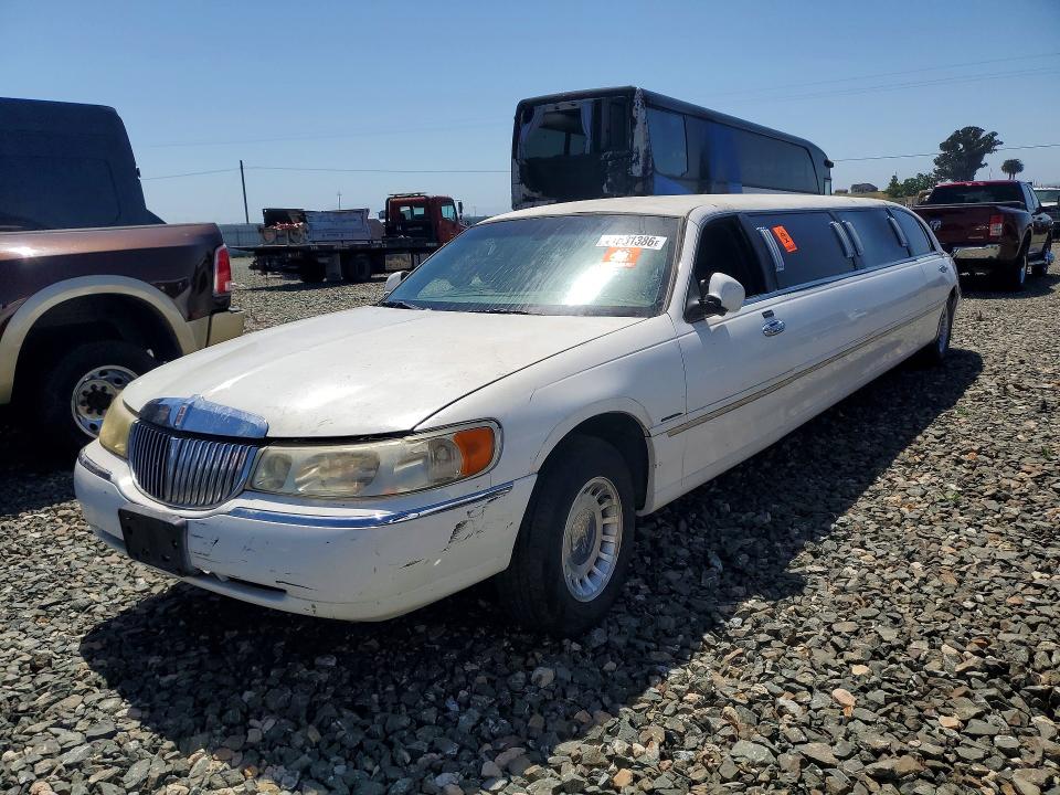 41631386 :رقم المزاد ، 1L1FM81W81Y609207 vin ، 2001 Lincoln Town Car مزاد بيع