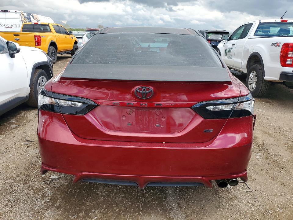 51515836 :رقم المزاد ، 4T1B11HKXJU658626 vin ، 2018 Toyota Camry مزاد بيع