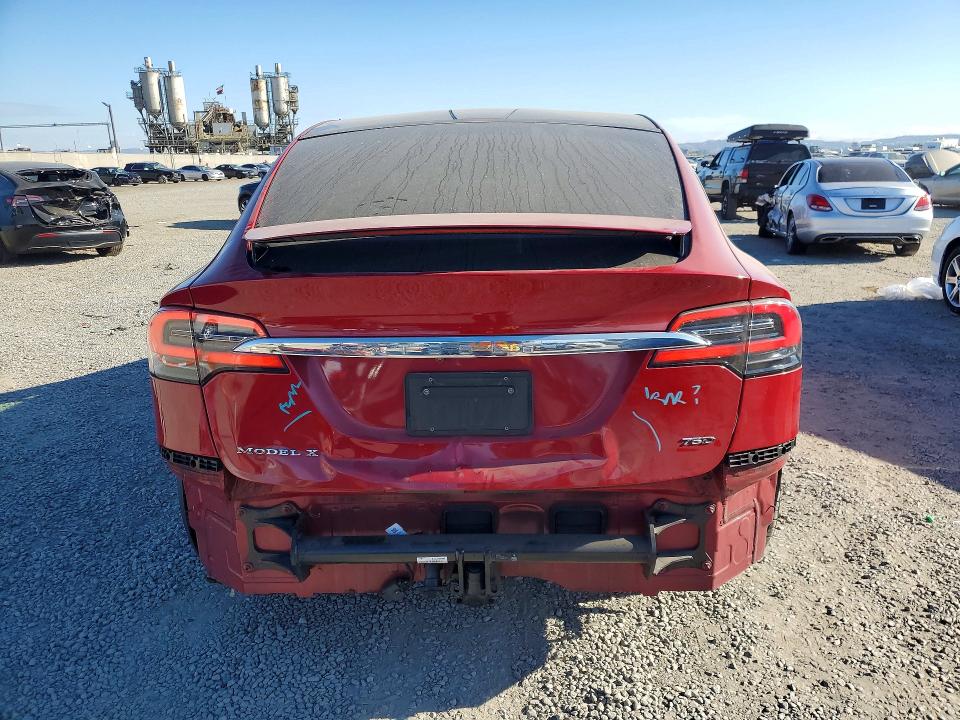 48927946 :رقم المزاد ، 5YJXCBE25JF122139 vin ، 2018 Tesla Model X مزاد بيع