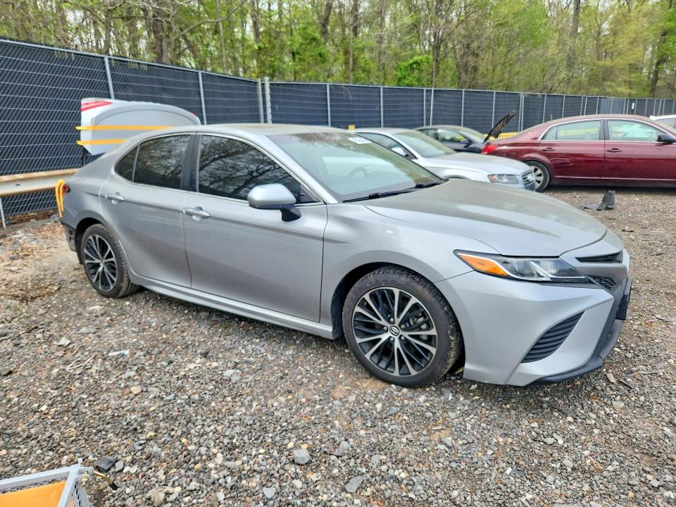 49766416 :رقم المزاد ، 4T1B11HK6JU129187 vin ، 2018 Toyota Camry مزاد بيع