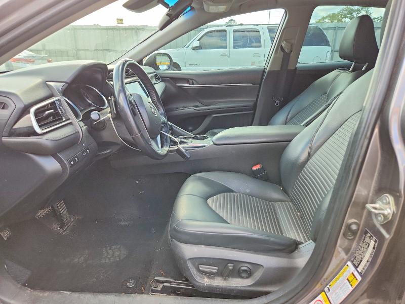 49101256 :رقم المزاد ، 4T1B11HK8JU563532 vin ، 2018 Toyota Camry مزاد بيع