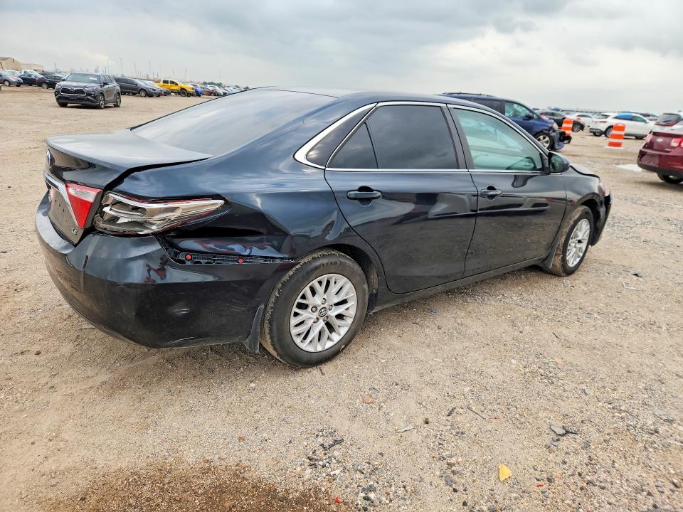 51262826 :رقم المزاد ، 4T1BF1FK1HU655001 vin ، 2017 Toyota Camry مزاد بيع