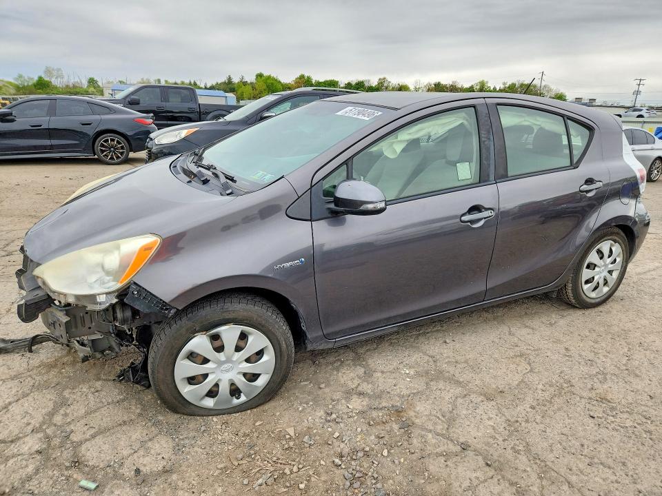 51190496 :رقم المزاد ، JTDKDTB32D1557109 vin ، 2013 Toyota Prius C مزاد بيع
