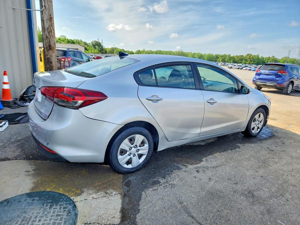 2018 Kia Forte მანქანა იყიდება აუქციონზე, vin: 3KPFK4A72JE185801, აუქციონის ნომერი: 49961916