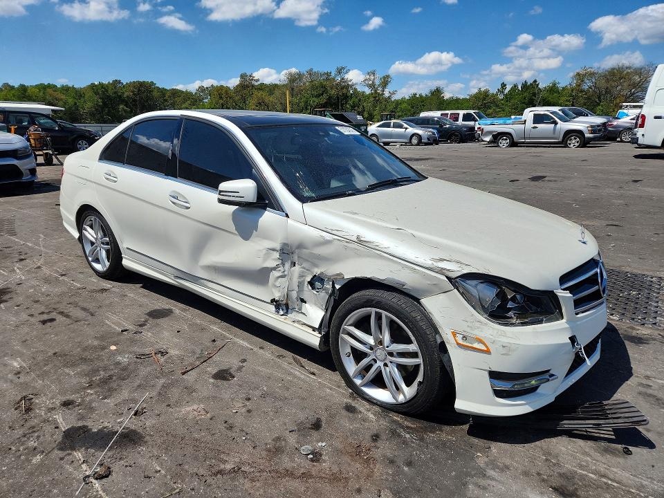 2014 Mercedes-benz C მანქანა იყიდება აუქციონზე, vin: WDDGF4HB9EG215990, აუქციონის ნომერი: 51104676