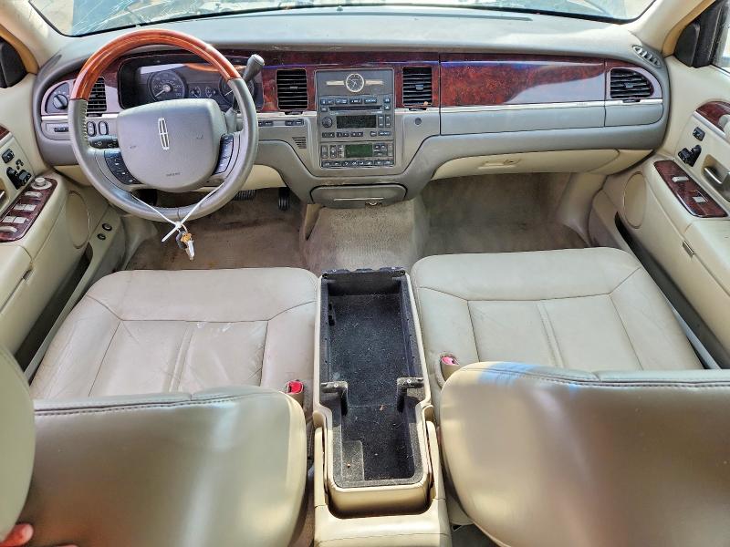 51432746 :رقم المزاد ، 2LNBL8CV5AX615955 vin ، 2010 Lincoln Town Car مزاد بيع