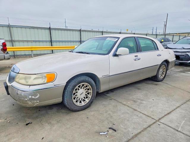 2001 Lincoln Town Car მანქანა იყიდება აუქციონზე, vin: 1LNHM81WX1Y647304, აუქციონის ნომერი: 50566956