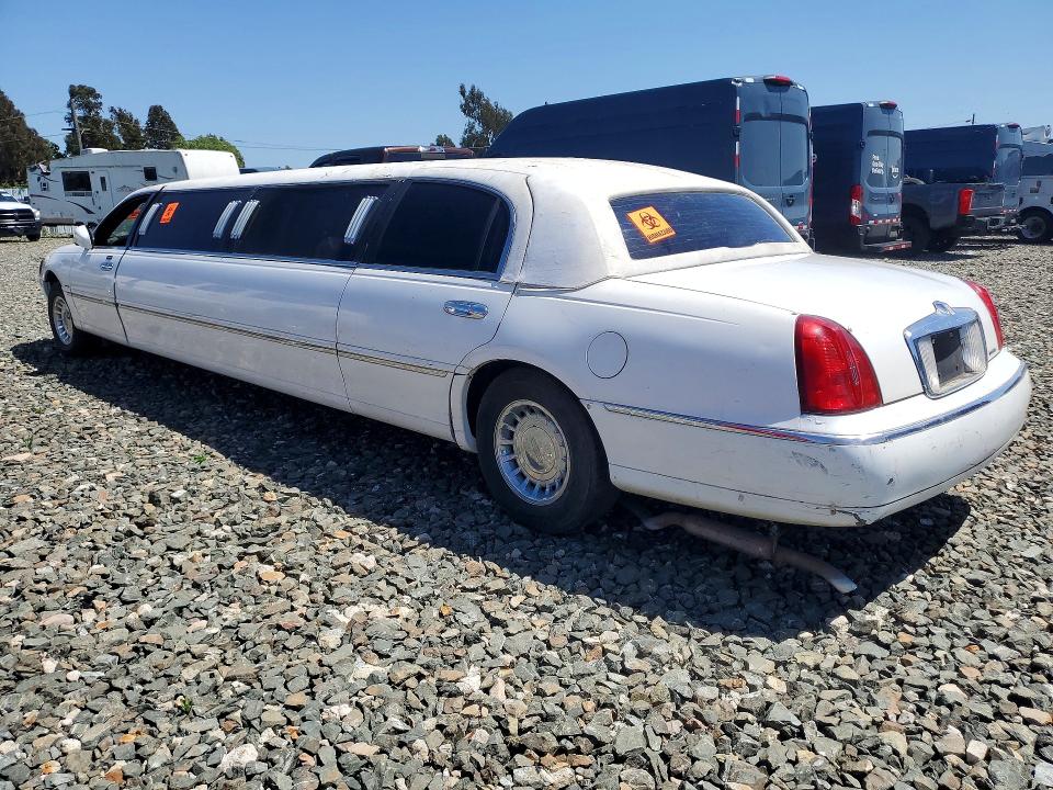 41631386 :رقم المزاد ، 1L1FM81W81Y609207 vin ، 2001 Lincoln Town Car مزاد بيع