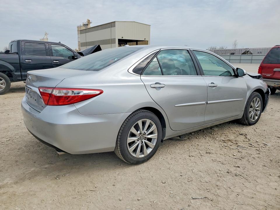 48865326 :رقم المزاد ، 4T1BF1FK0HU728942 vin ، 2017 Toyota Camry مزاد بيع