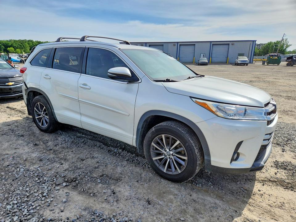 Продаж на аукціоні авто 2018 Toyota Highlander, vin: 5TDKZRFH4JS533077, номер лоту: 51992076