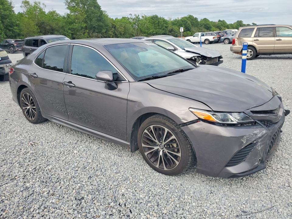 50259696 :رقم المزاد ، 4T1B11HK2JU573490 vin ، 2018 Toyota Camry مزاد بيع