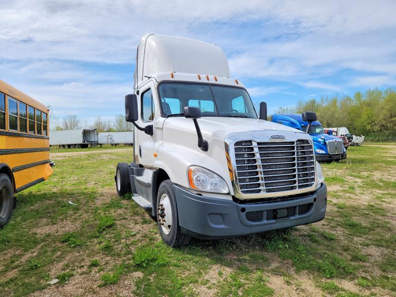 77529505 :رقم المزاد ، 1FUBGEDV3GLHC5762 vin ، 2016 Freightliner Cascadia 1 مزاد بيع