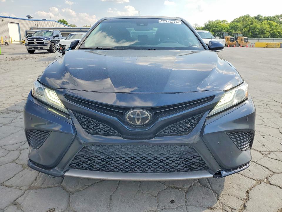 50712726 :رقم المزاد ، 4T1B61HK1JU652747 vin ، 2018 Toyota Camry مزاد بيع