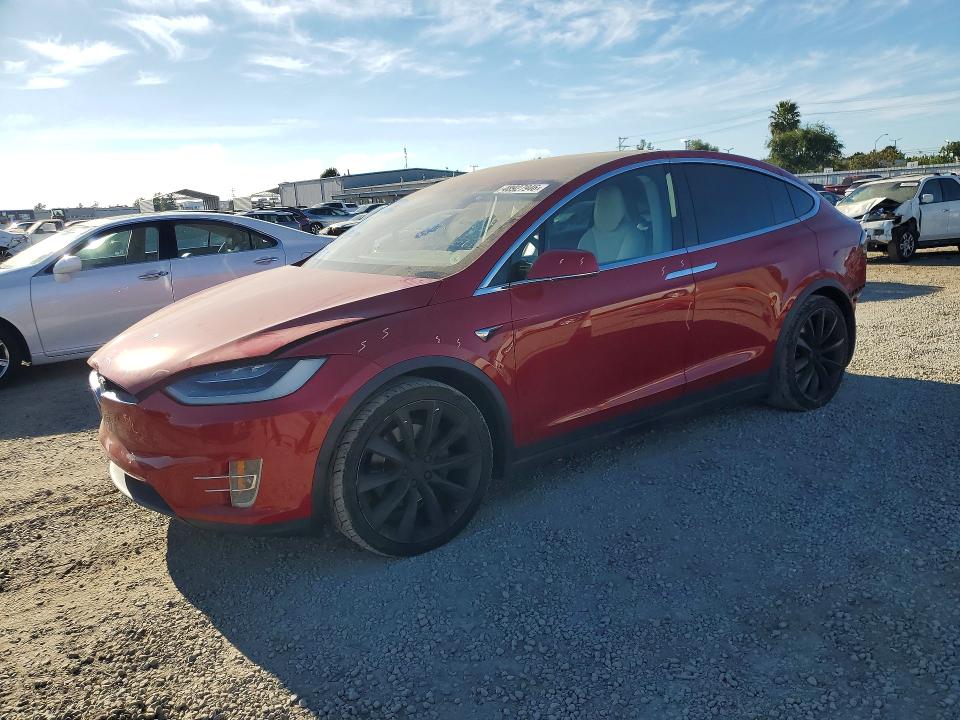 48927946 :رقم المزاد ، 5YJXCBE25JF122139 vin ، 2018 Tesla Model X مزاد بيع