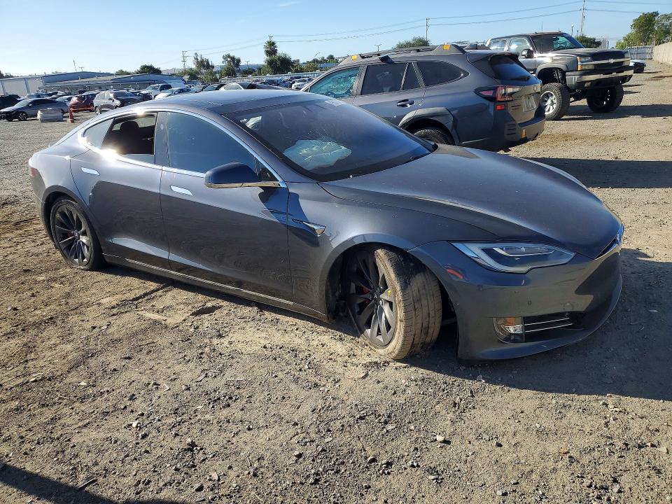49937516 :رقم المزاد ، 5YJSA1E47JF243878 vin ، 2018 Tesla Model S مزاد بيع