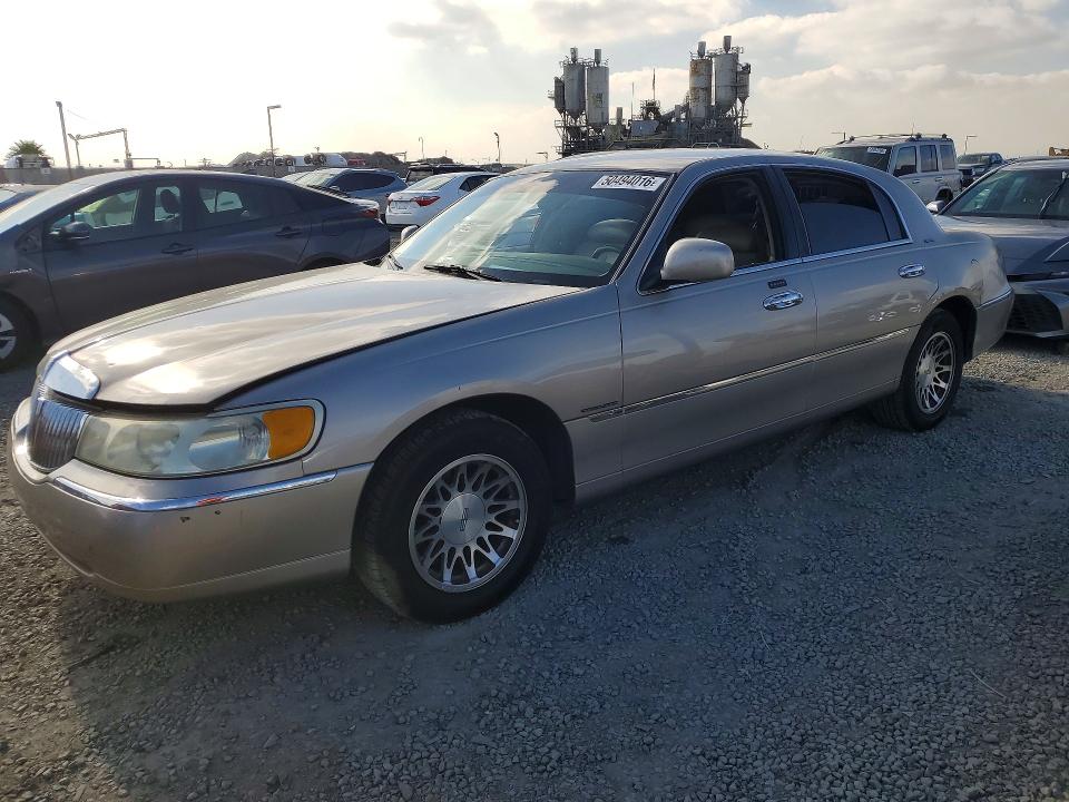2000 Lincoln Town Car მანქანა იყიდება აუქციონზე, vin: 1LNHM82W4YY940642, აუქციონის ნომერი: 50494016