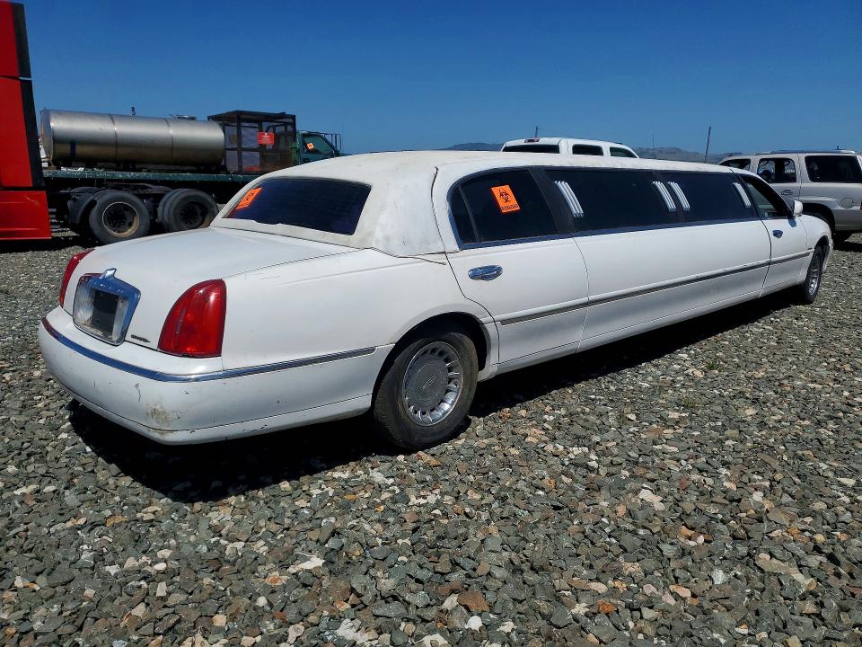 41631386 :رقم المزاد ، 1L1FM81W81Y609207 vin ، 2001 Lincoln Town Car مزاد بيع
