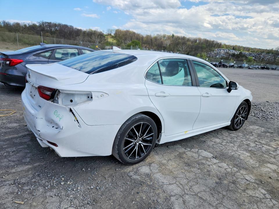 49331136 :رقم المزاد ، 4T1T11AK2NU702798 vin ، 2022 Toyota Camry مزاد بيع