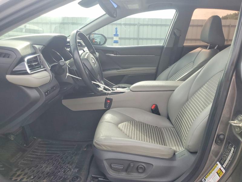 50259696 :رقم المزاد ، 4T1B11HK2JU573490 vin ، 2018 Toyota Camry مزاد بيع