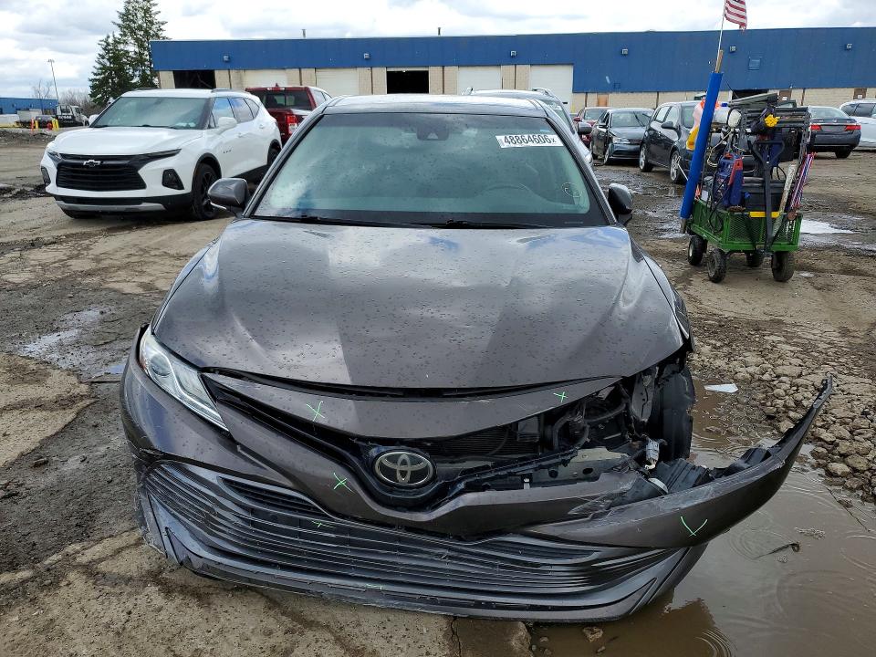 48864606 :رقم المزاد ، 4T1BZ1HK2JU019410 vin ، 2018 Toyota Camry مزاد بيع