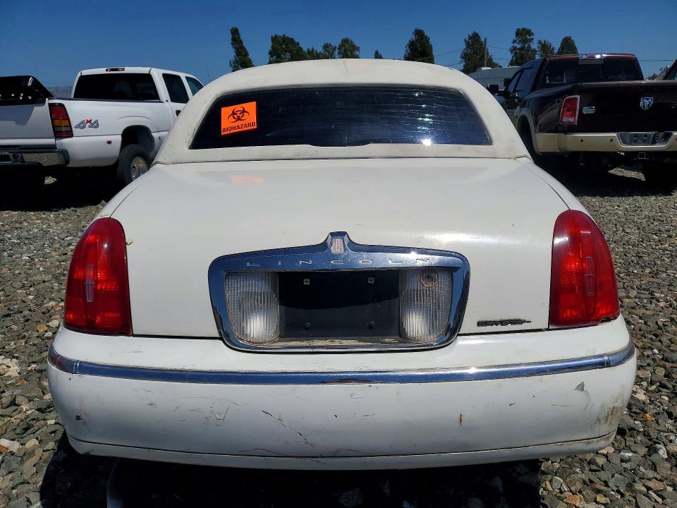 41631386 :رقم المزاد ، 1L1FM81W81Y609207 vin ، 2001 Lincoln Town Car مزاد بيع