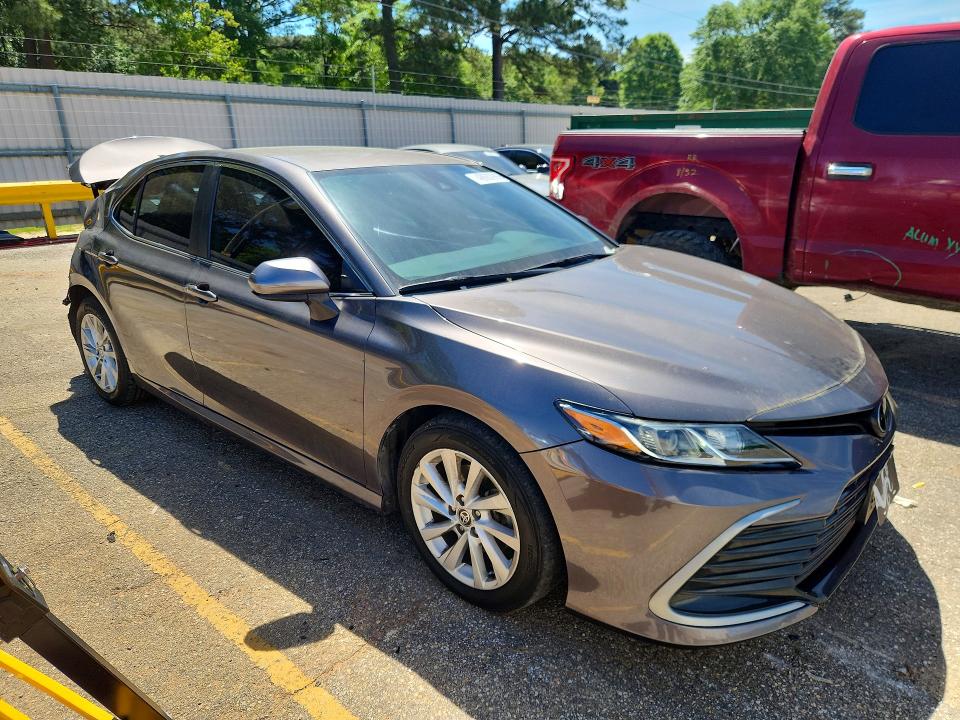 48680986 :رقم المزاد ، 4T1C11AK2NU687140 vin ، 2022 Toyota Camry مزاد بيع