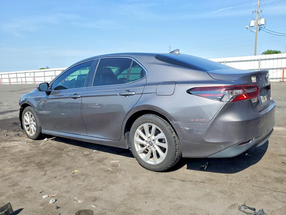 50612646 :رقم المزاد ، 4T1C11AK9MU562442 vin ، 2021 Toyota Camry مزاد بيع